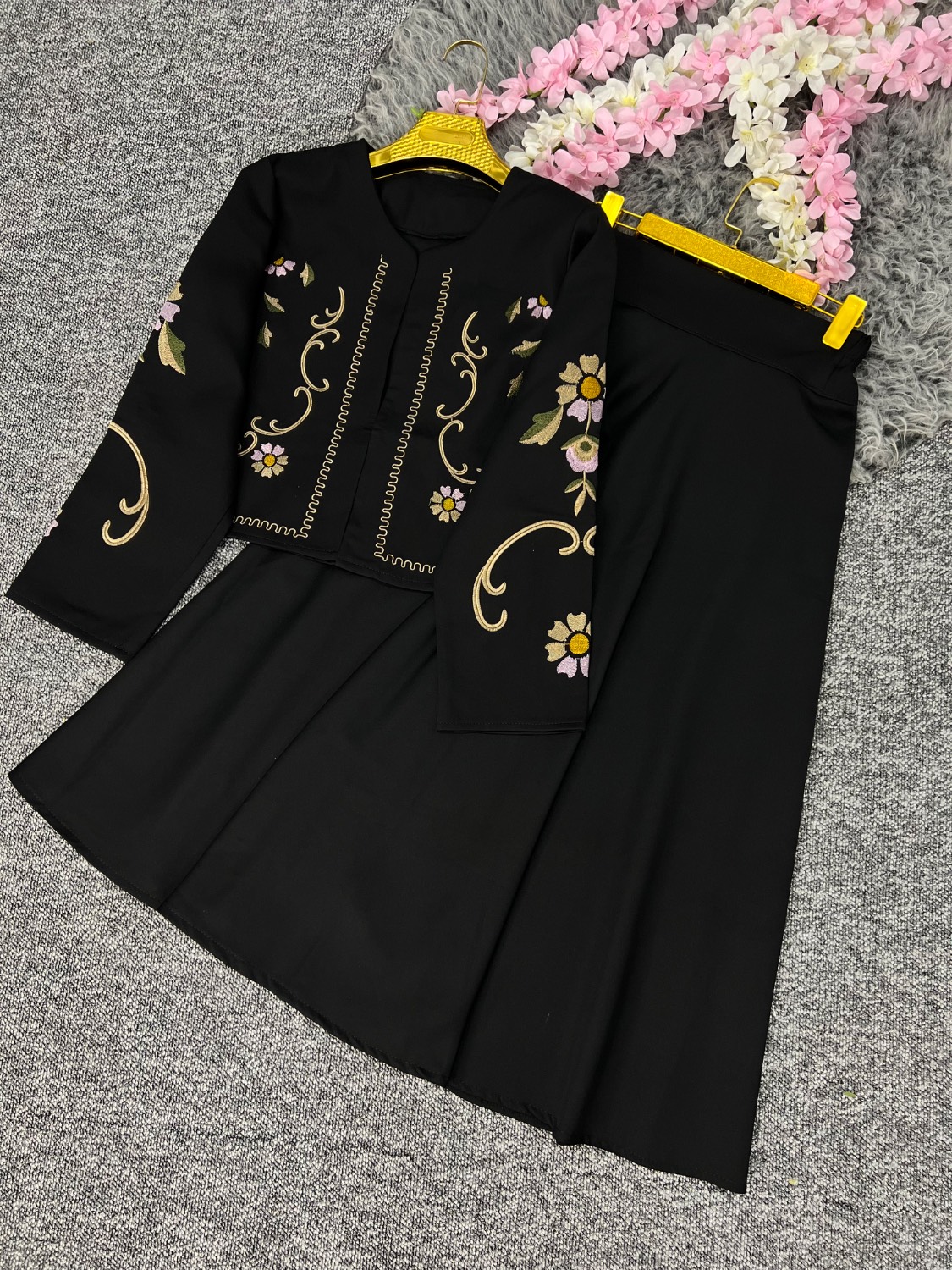 کت و دامن گلدوزی کرپ مازراتی اعلا تنخور عالی وشیک تکرنگ 😍😍کد۱۳۶۵۷ راشین