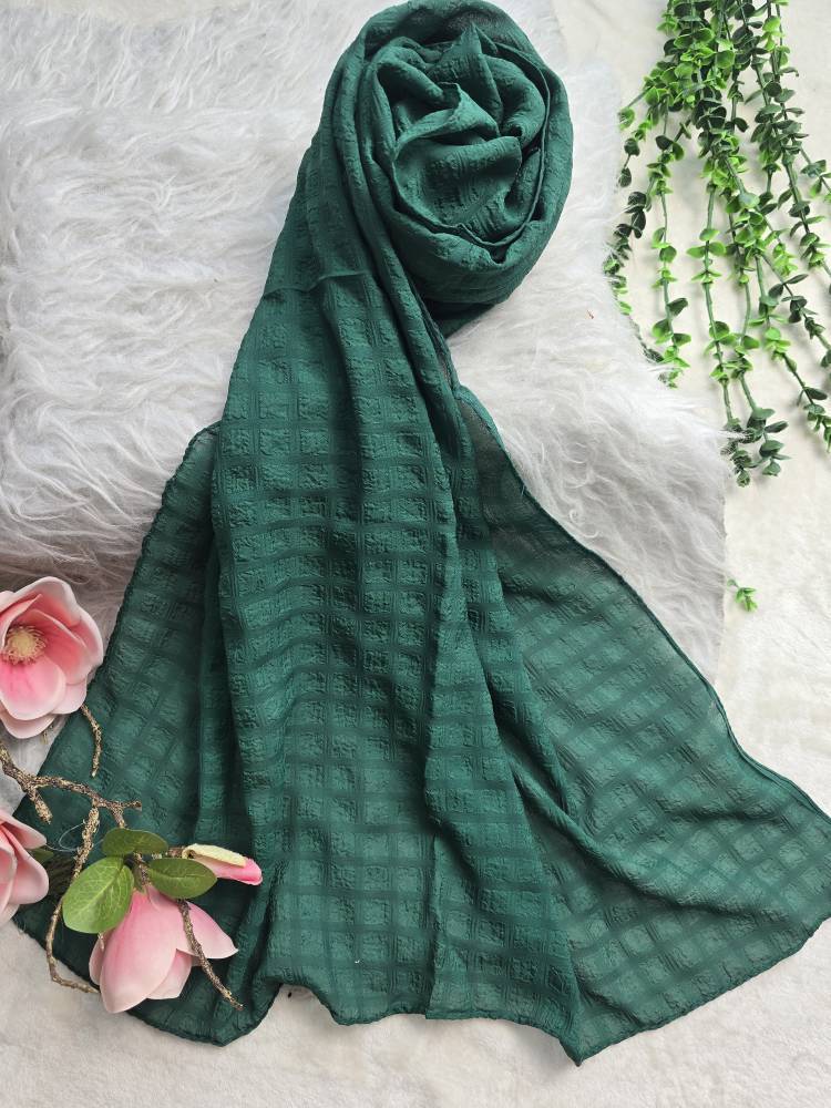 شال مهلقا نخ حریر درجه یک خنک و تابستونی در رنگبندی زیبا 🎀 🎀 کد ۱۳۰۹۵ ستشو