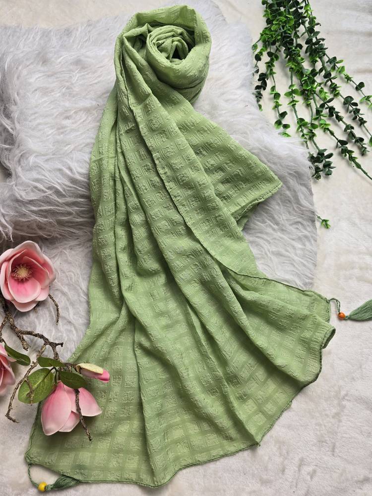 شال مهلقا نخ حریر درجه یک خنک و تابستونی در رنگبندی زیبا 🎀 🎀 کد ۱۳۰۹۵ ستشو