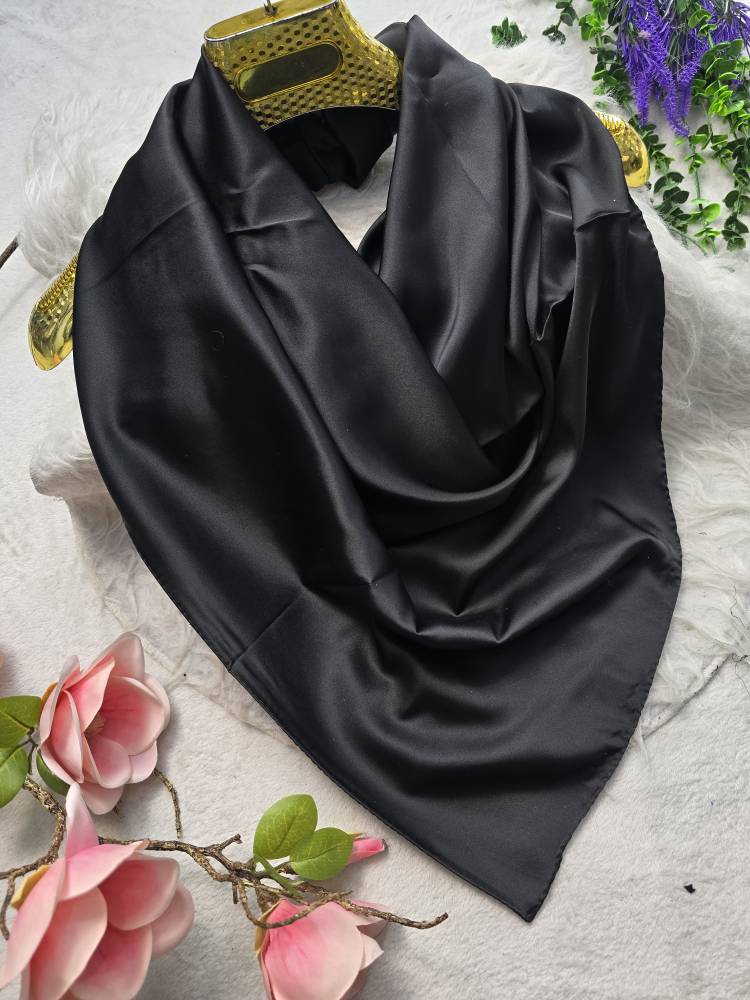 روسری ساتن ترک زیبا وجذاب کیفیت درجه یک ساده شیک تکرنگ مشکی 🥰🥰کد۱۵۳۸۲ ستشو