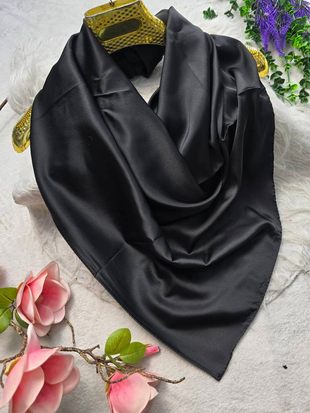 روسری ساتن ترک زیبا وجذاب کیفیت درجه یک ساده شیک تکرنگ مشکی 🥰🥰کد۱۵۳۸۲ ستشو