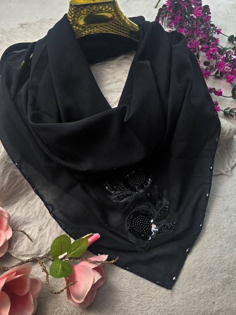 روسری اپلیکه دوزی کرپ حریر تکرنگ مشکی 🤩🤩🤩✅️کد۱۵۹۴۰ ستشو