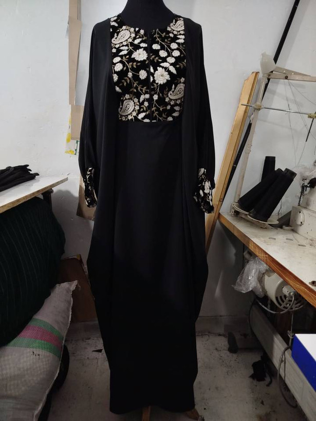 مانتو عبایی سوزن دوزی طرح 1 با کیفیت عالی کد 11692 چیچک