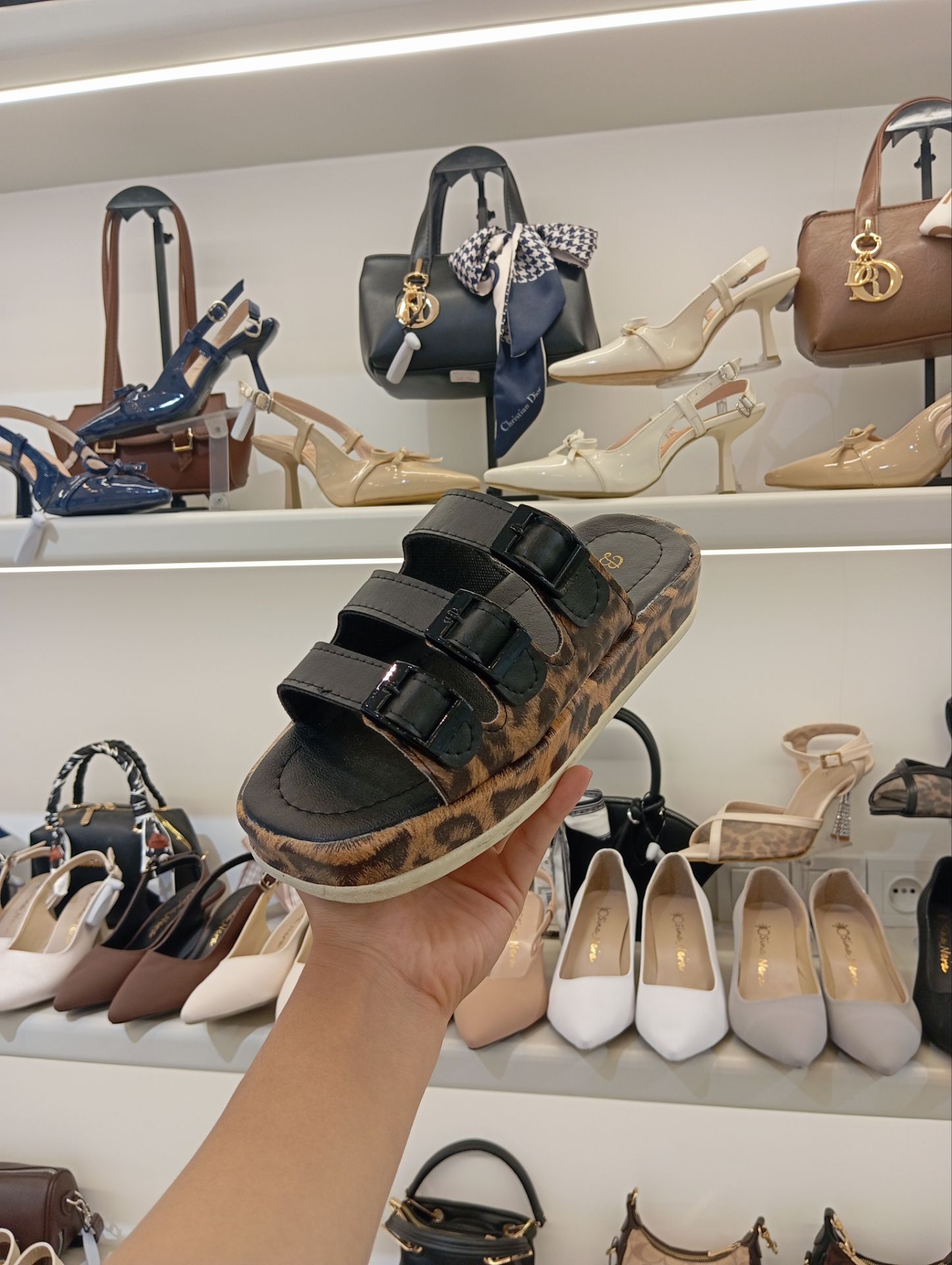 صندل سه سگگ پلنگی کیفیت عالی با ضمانت قالب استاندارد و راحت 🌌🍒🌈🛍ویدا
